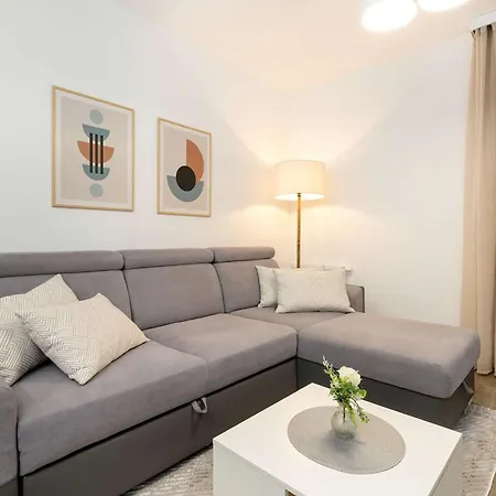 Апартаменты Sadowa Spacious With Balcony Next To Granary Island By Renters